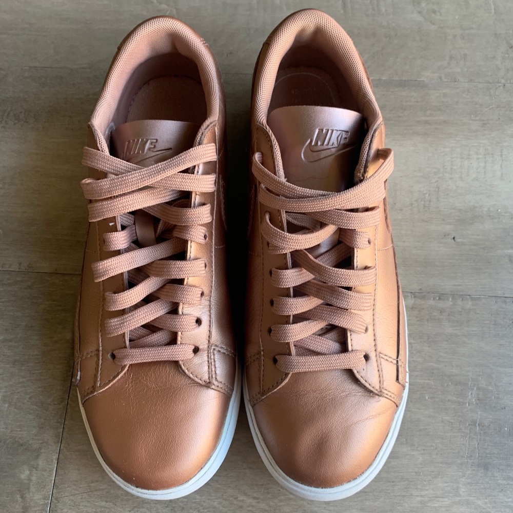 Nike women’s low blazer LE in metallic red bronze